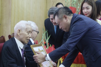 Chủ tịch UBND TP Hà Nội trao Huy hiệu Đảng cho đảng viên quận Ba Đình