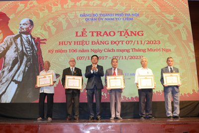 Quận Nam Từ Liêm trao Huy hiệu đảng cho 135 đảng viên