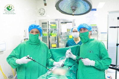 Phẫu thuật u xơ tử cung, u lạc nội mạc cho một phụ nữ 42 tuổi