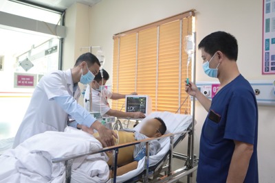 Bệnh viện E cấp cứu ngoại viện kịp thời cho ca bệnh nặng đầu tiên 