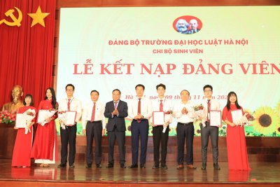 Thêm 77 quần chúng ưu tú Trường Đại học Luật Hà Nội được kết nạp Đảng