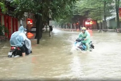 Nghệ An: Mưa lớn kéo dài, đường nội thị TP Vinh ngập sâu trong nước