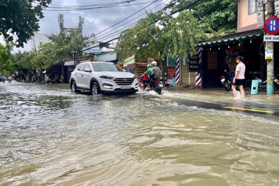 Miền Trung tiếp tục mưa lớn, gần 1.000 nhà dân bị hư hỏng, ngập nước