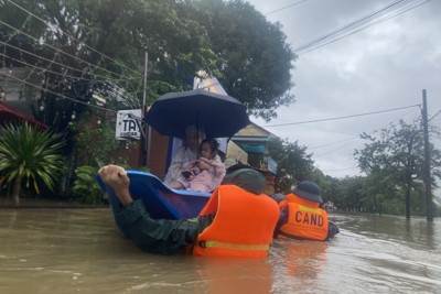 Mưa lớn khiến nhiều khu vực tại tỉnh Thừa Thiên Huế ngập sâu