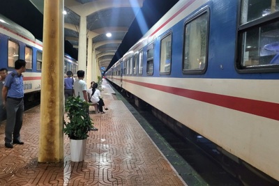 Hành trình trên chuyến tàu “mắc kẹt” vì mưa lũ ở miền Trung