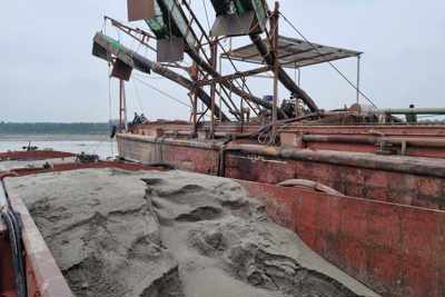 Ba Vì:Phát hiện phương tiện có dấu hiệu khai thác cát trái phép trên sông Hồng