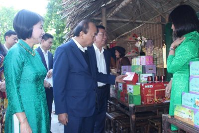 Nguyên Chủ tịch nước Nguyễn Xuân Phúc dự Ngày hội Đại đoàn kết phường Điện Biên