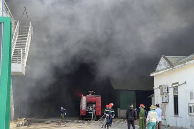 Nghệ An: Cháy lớn trong Khu công nghiệp