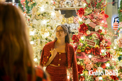 Phố Hàng Mã lung linh sắc màu thu hút giới trẻ check-in trước thềm Giáng sinh