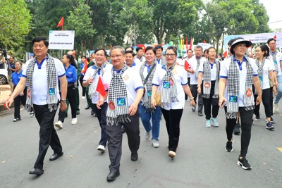 Hơn 5.000 người dân tham gia đi bộ “Đồng hành vì người nghèo"