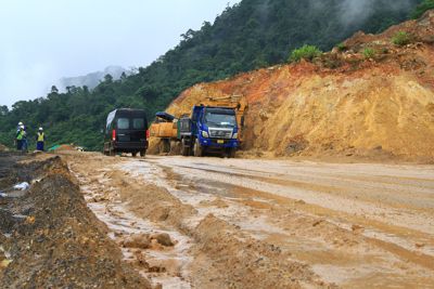Dầm mưa khắc phục sạt lở trên cao tốc La Sơn - Túy Loan