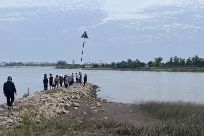 Nam Định: Tìm kiếm 2 học sinh ngã xuống sông mất tích