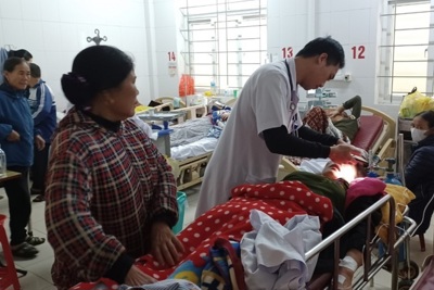 Hà Tĩnh: Đốt than sưởi ấm, 3 người trong một gia đình nhập viện 