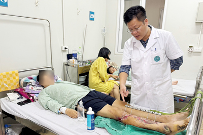 Hà Nội: Cấp cứu thành công bệnh nhân bị gãy hở 2 xương cẳng chân
