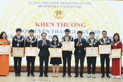 Hà Nội: Khen thưởng đội tuyển Olympic Khoa học trẻ quốc tế 2023