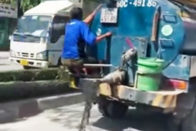 Đồng Nai: Xe bồn xả nước thải bẩn hôi thối xuống đường phố