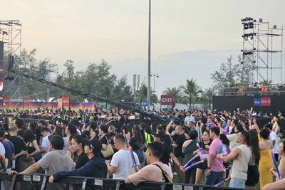 Hàng ngàn người phiêu cùng siêu nhạc hội 8 Wonder Winter Festival