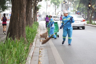 Quận Hoàn Kiếm: Nhặt sạch rác quanh Hồ Gươm