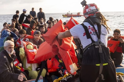 Lật thuyền chở gần trăm người di cư ngoài khơi Libya