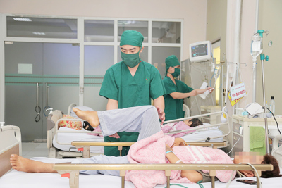 Hà Nội: Cấp cứu thành công bệnh nhân ngã cao liệt hai chân