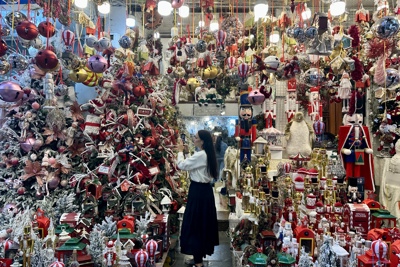 Hà Nội: Sôi động thị trường phụ kiện trang trí dịp Giáng sinh