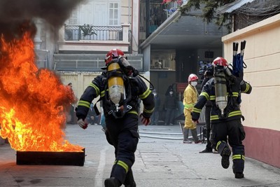Giải cứu nhiều người mắc kẹt trong đám cháy giả định tại Ngõ Giếng