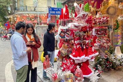 Người dân, du khách tận hưởng không khí Giáng sinh cận kề