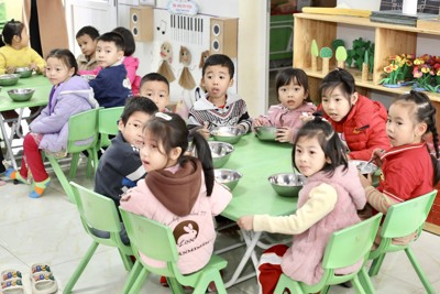 Hà Nội hỗ trợ tiền ăn bán trú cho trẻ em có hoàn cảnh khó khăn