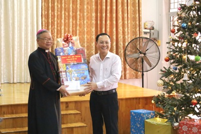 Lãnh đạo thành phố thăm, chúc mừng Lễ Giáng sinh các cơ sở Công giáo