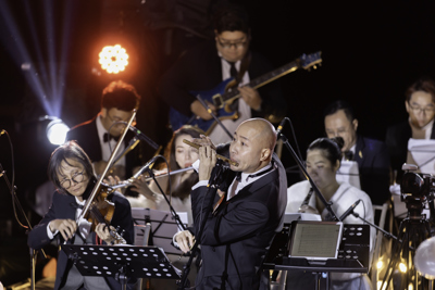 Nhạc trưởng Đồng Quang Vinh lần đầu chơi giao hưởng trên sân khấu nổi