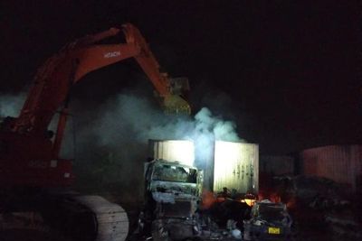 Hải Phòng: Bà hoả thiêu rụi nhiều xe container trong đêm