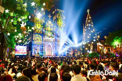 Hà Nội: Người dân thích thú vui chơi đón Giáng sinh