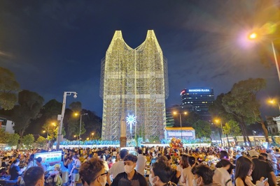 TP Hồ Chí Minh: Người dân tưng bừng ra đường vui chơi trước đêm Giáng sinh