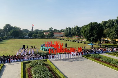 Học sinh, người dân Thủ đô tái hiện Lễ chào cờ lịch sử