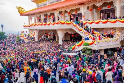 Hàng vạn người đổ về chùa Ba Vàng chiêm bái xá lợi tóc của Đức Phật