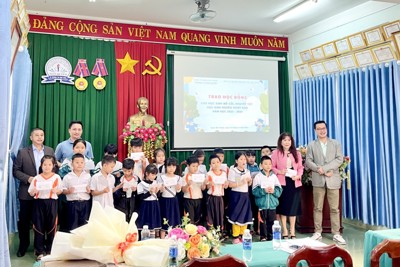 Mang hơi ấm cho trẻ em nghèo tại các tỉnh Đắk Lắk và Đắk Nông