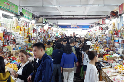 Khách du lịch “đổ bộ” chợ Hàn Đà Nẵng ngày cuối năm