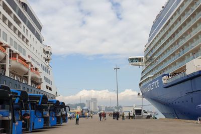 Quảng Ninh: Hai siêu tàu biển đưa gần 3.700 khách cập cảng Hạ Long