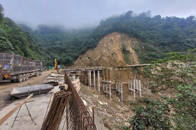 Hà Tĩnh: Thi công cầu mới, ứng phó sạt lở đất tại huyện Hương Sơn