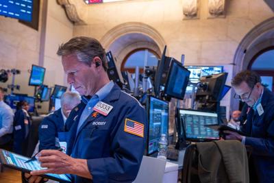 Chứng khoán Mỹ lại hoang mang vì lãi suất, Dow Jones “bay” gần 300 điểm