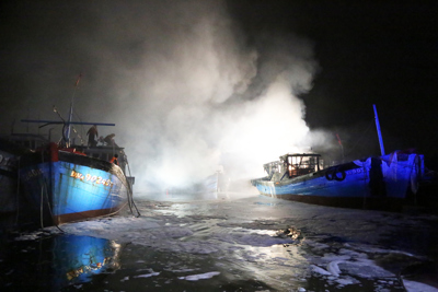 Đà Nẵng: Ba tàu cá của ngư dân bốc cháy trong đêm