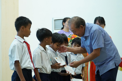 Khánh Hòa trao 350 phần quà cho học sinh dân tộc thiểu số khó khăn