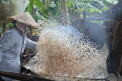 Làng bánh nổ truyền thống rộn ràng vào vụ