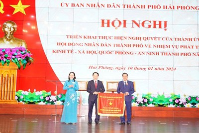 Phó Chủ tịch nước Võ Thị Ánh Xuân trao Cờ thi đua cho TP Hải Phòng