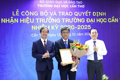 Bộ trưởng Bộ GD & ĐT trao quyết định Hiệu trưởng trường ĐH Cần Thơ