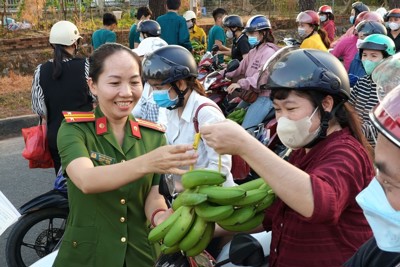 Tặng chuối "không đồng" cho công nhân khu công nghiệp