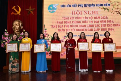 Quận Hoàn Kiếm tặng quà phụ nữ có hoàn cảnh khó khăn dịp Tết 2024