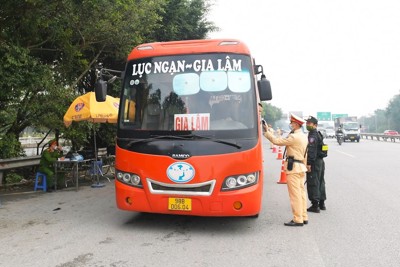 Xử lý hàng loạt phương tiện dừng đỗ không đúng quy định