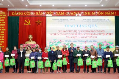 Trao quà cho hộ nghèo, trẻ em có hoàn cảnh khó khăn tại Mỹ Đức