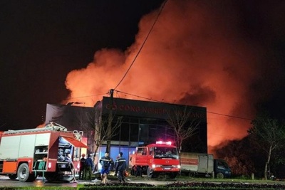 Hà Tĩnh: Xưởng gỗ công nghiệp bốc cháy dữ dội trong đêm